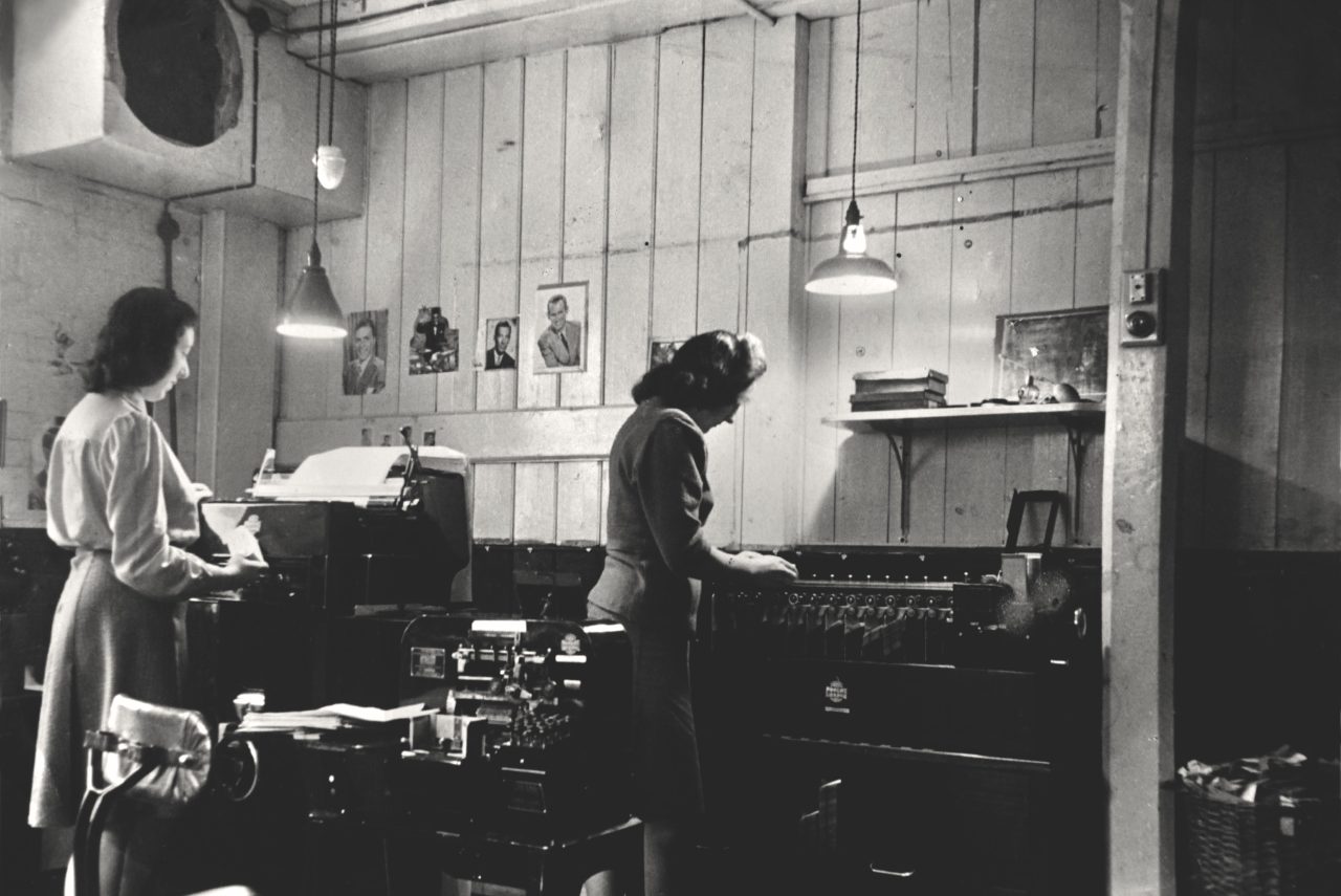 Jean Christopher and Margaret Bartlett operating an early computer in the 1940s Photo: Sue Ford and Bev Coggins